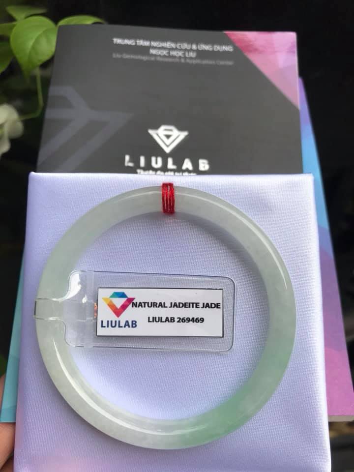 Vòng Tay Đá Cẩm Thạch TR LÝ A 51mmx Dầy 6,5mm Kèm Giấy Kiểm định Liulab No 269469 Chất liệu đá cẩm thạch tự nhiên trắng Điểm Xanh Lý 1 Bên Nữ cân nặng 50kg - 56kg đeo ạ