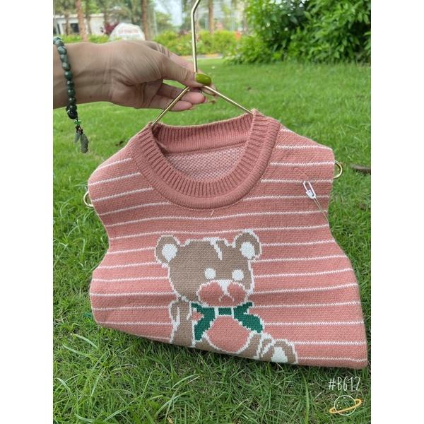 Áo gile len bé gái chất liệu len mềm mịn, hoạ tiết dễ thương bé nào cũng thích