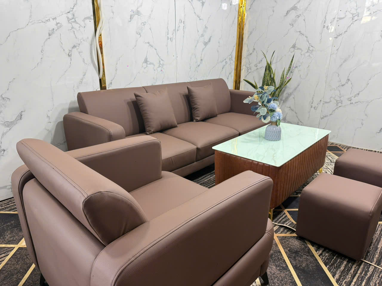 Sofa văn phòng chủ tịch Juno Sofa bao gồm 01 băng dài, 01 ghế đơn kèm bàn và 2 đôn vuông