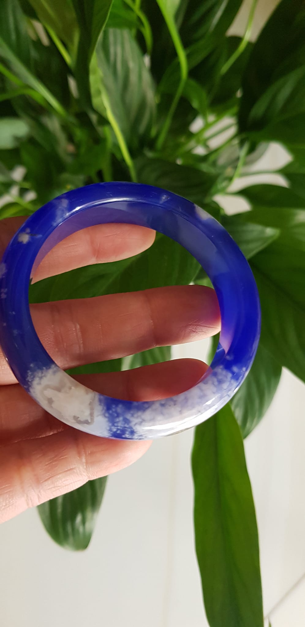 Vòng tay Nữ Bản Hẹ Mới Đá Mã Não Xanh Dương Đậm Bông Tuyết rất là đẹp ạ Vòng Ni 50mm x Cao 14mm x dầy 8mm Nữ mệnh Thủy mệnh Mộc Cân nặng 47kg - 51kg đeo xinh tay đẹp lắm ạ