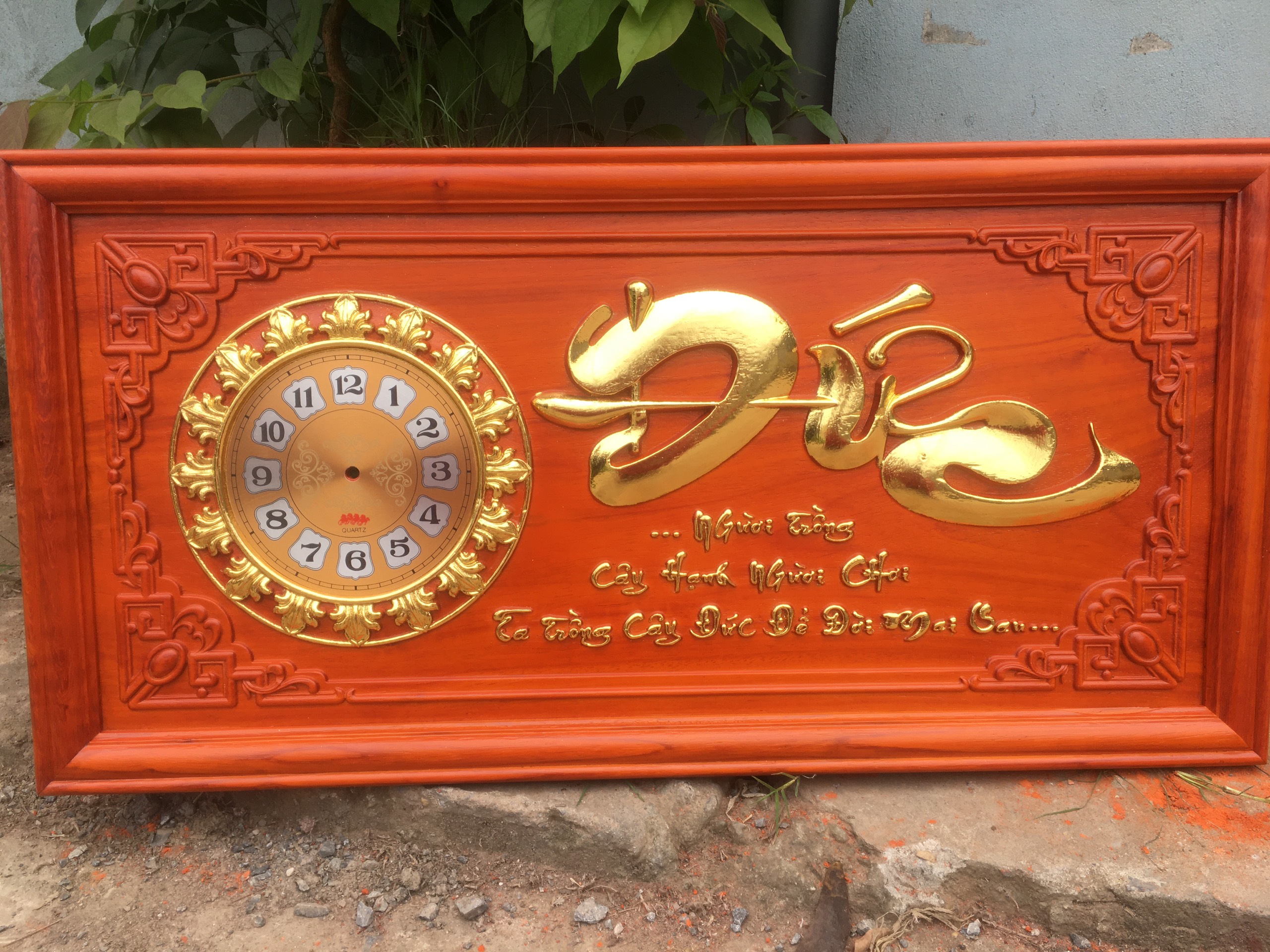 Tranh đồng hồ treo tường chữ đức bằng gỗ hương  kích thước 41*81×3cm