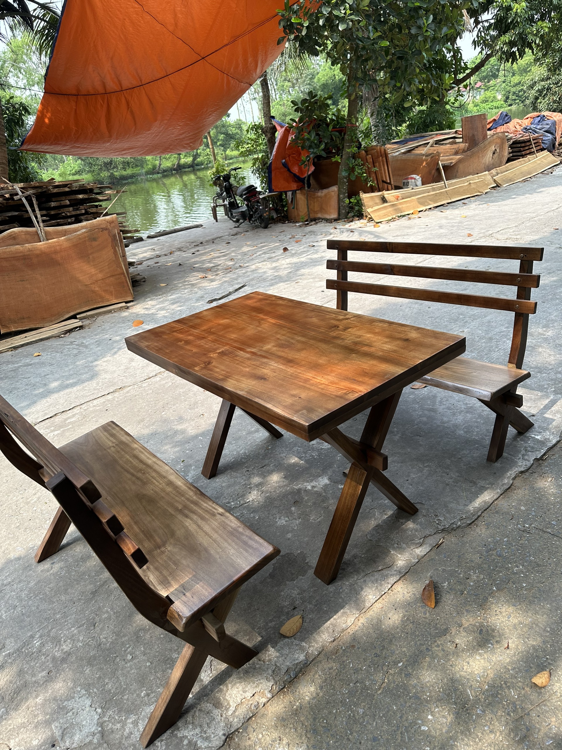 Bộ bàn ghế sân vườn gỗ tự nhiên 1 bàn 2 ghế băng có tựa lưng
