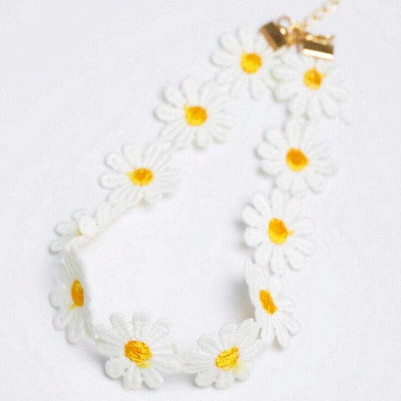 Vòng cổ choker hoa trắng nhuỵ vàng basic nữ tính CKV17