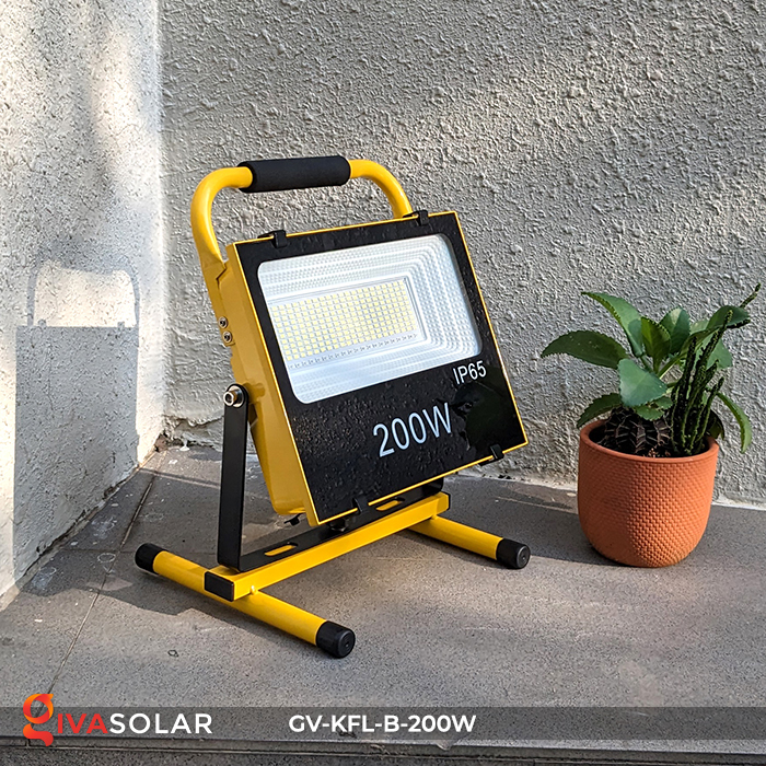 Đèn led pha sạc công suất lớn GIVASOLAR GV-KFL-B-200W