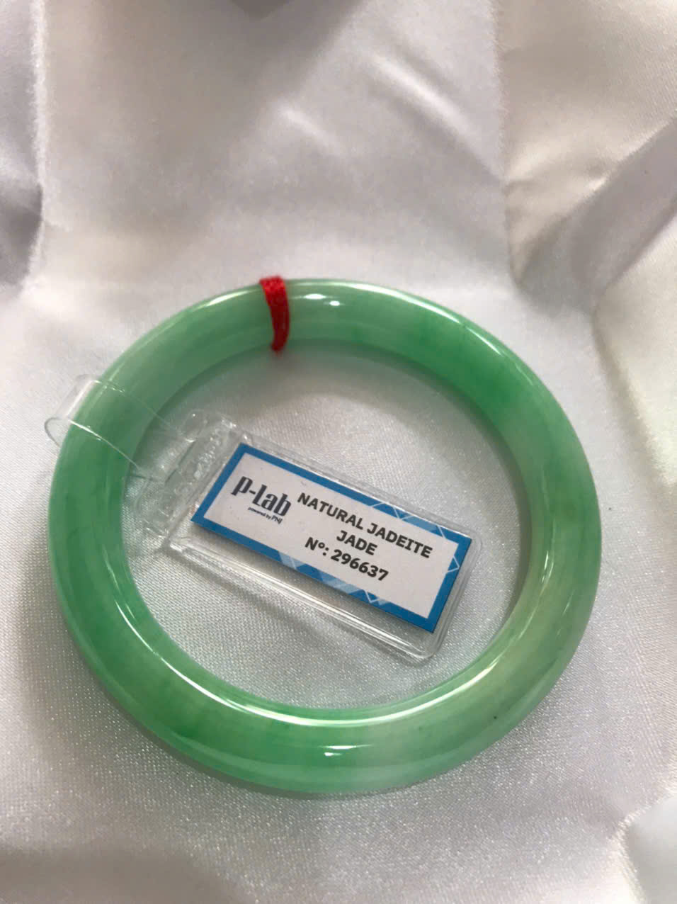 Chiếc Vòng Tay Đá Ngọc Cẩm Thạch Tự Nhiên Vip Lý Đẹp Ni 53mm x chột 8,2mm kiểm định kèm giấy chứng nhận P Lab Ni 296637 Màu Xanh Lý Tươi trắng xanh nhẹ bóng mượt sịn sang nữ 52kg - 60kg đeo ạ