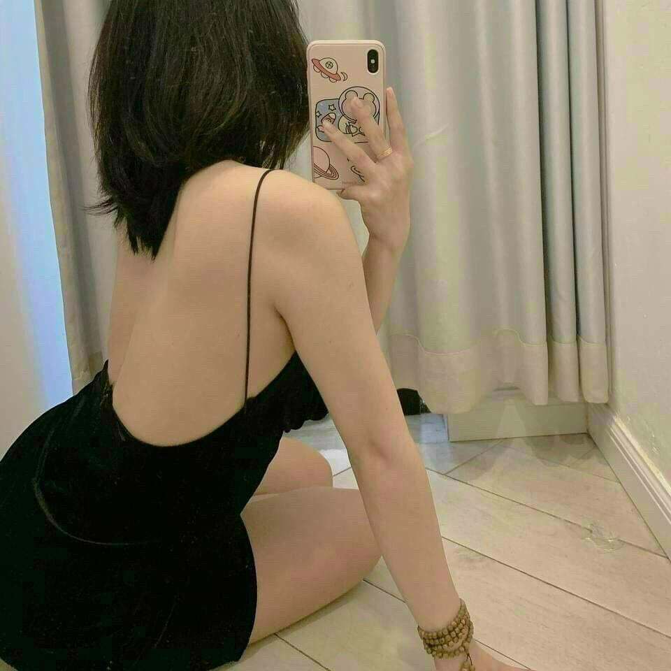 Đầm nhung hai dây cổ đổ sexy tôn dáng hở lưng quyến rũ