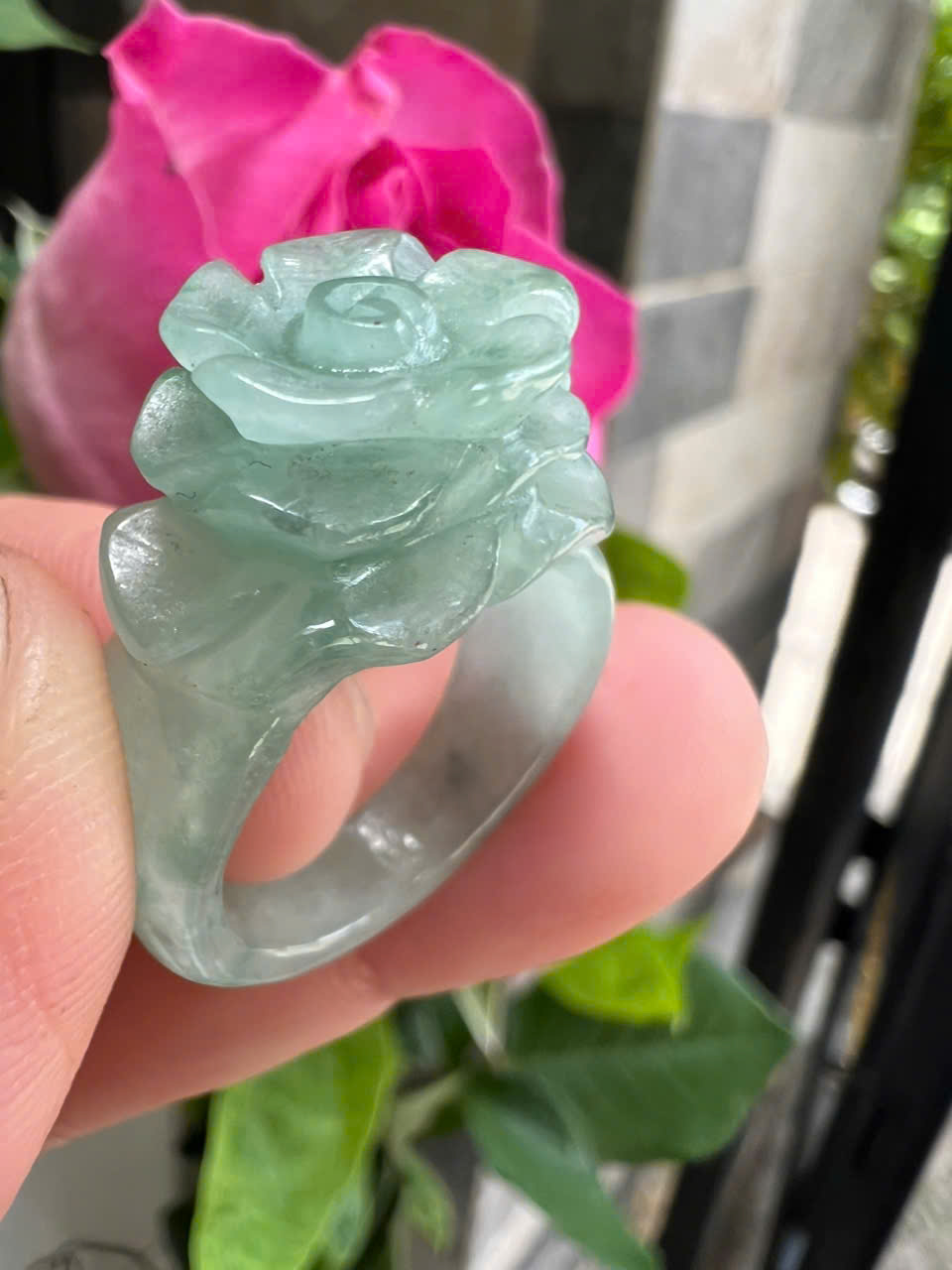 Nhẫn Nữ mới chạm Bông Hồng Nổi Đá Cẩm Thạch Tự Nhiên màu Xanh Đều Bóng đẹp Ni 18mm Cao 28mm Dầy 3mm Chị em Nữ đeo lên tay xinh xắn ạ