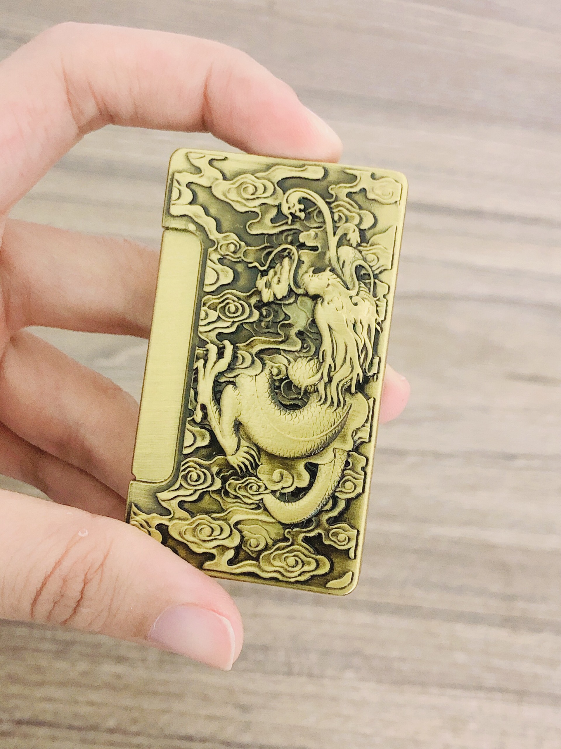Bật lửa hột quẹt khè 2 tia bấm ngang hình Rồng khắc nổi - xài ga