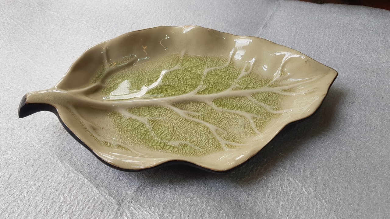 Dĩa trang trí men rạn, dĩa hình chiếc lá với họa tiết cây, dài 30cm, gốm Bát Tràng. Giao từ HCM