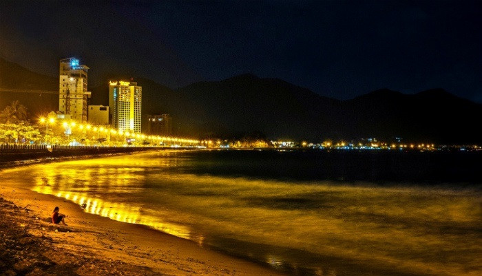 KhÃ¡m phÃ¡ biá»n Nha Trang vá» ÄÃªm lung linh huyá»n bÃ­
