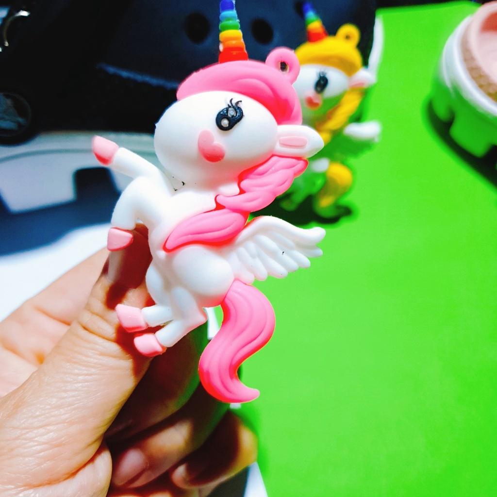 Nút cài dép sticker jibbitz 4D loại TO hình ngựa xanh, hồng, vàng dễ thương