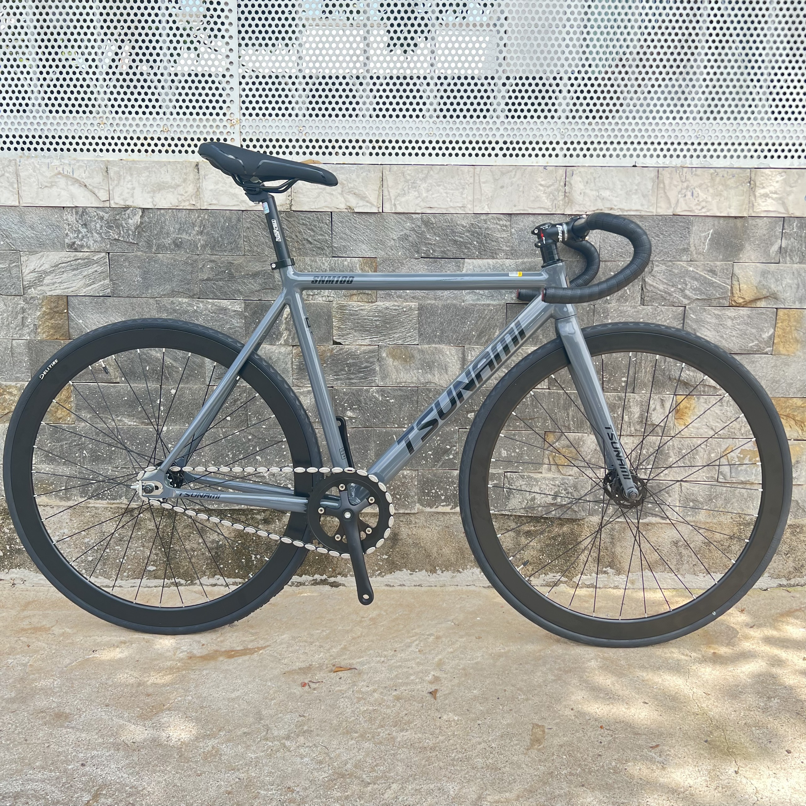 Xe đạp fixed gear TSUNAMI SNM100 cơ bản - Xám xi măng