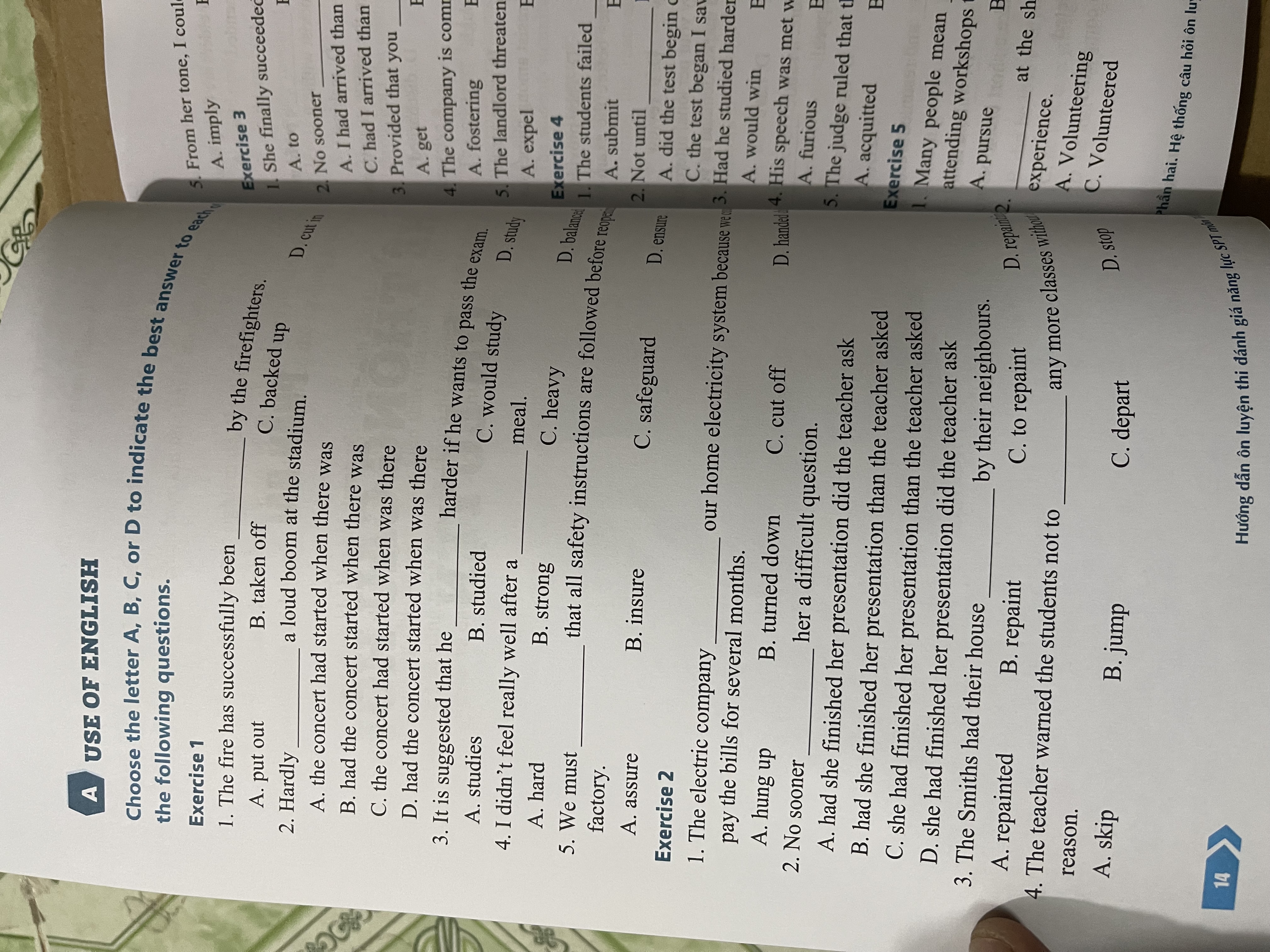 Sách - hướng dẫn ôn luyện thi đánh giá năng lực SPT môn tiếng anh