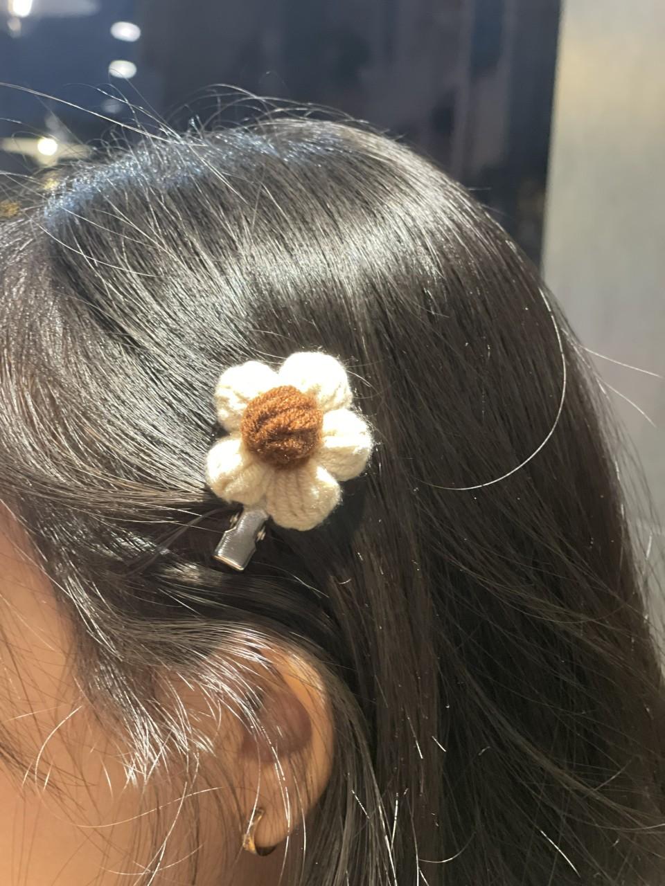 Kẹp tóc đính hoa bằng len handmade