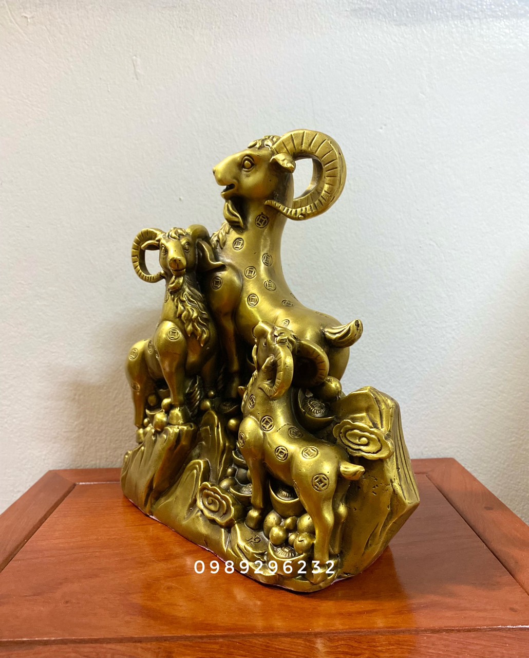 Tượng Dê tam dương khai thái bằng đồng vàng