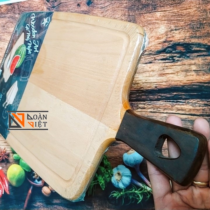 THỚT GỖ CHỮ NHẬT TAY CẦM CAO CẤP. Thớt nhỏ ngang 25cm, dài 43cm. Dụng cụ Sản xuất bởi GỖ BEECH hay gọi GỖ ÓC CHÓ WALNUT Kiểm nghiệm và chứg nhận bởi VSATTP AN TOÀN SỨC KHOẺ
