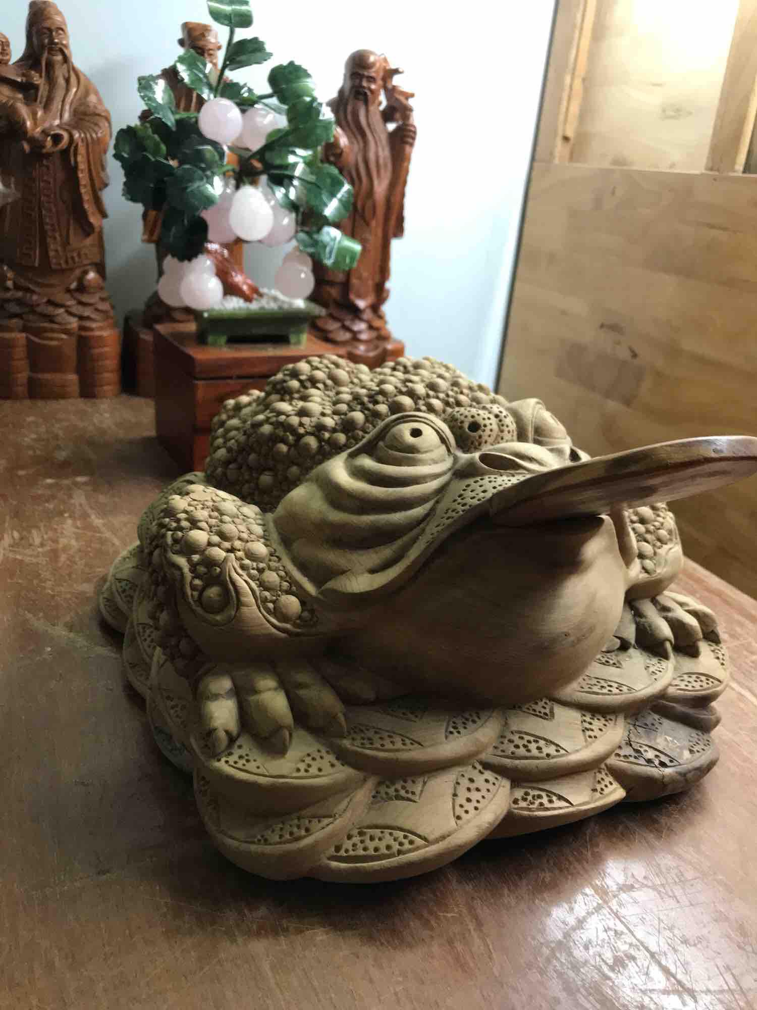 Tượng Cóc Gỗ Ngọc Am Ngậm Tiền giữ tiền thơm nhẹ size 32cm x 34cm Anh Chị trưng phòng khách nhà công ty may mắn tài lộc ạ