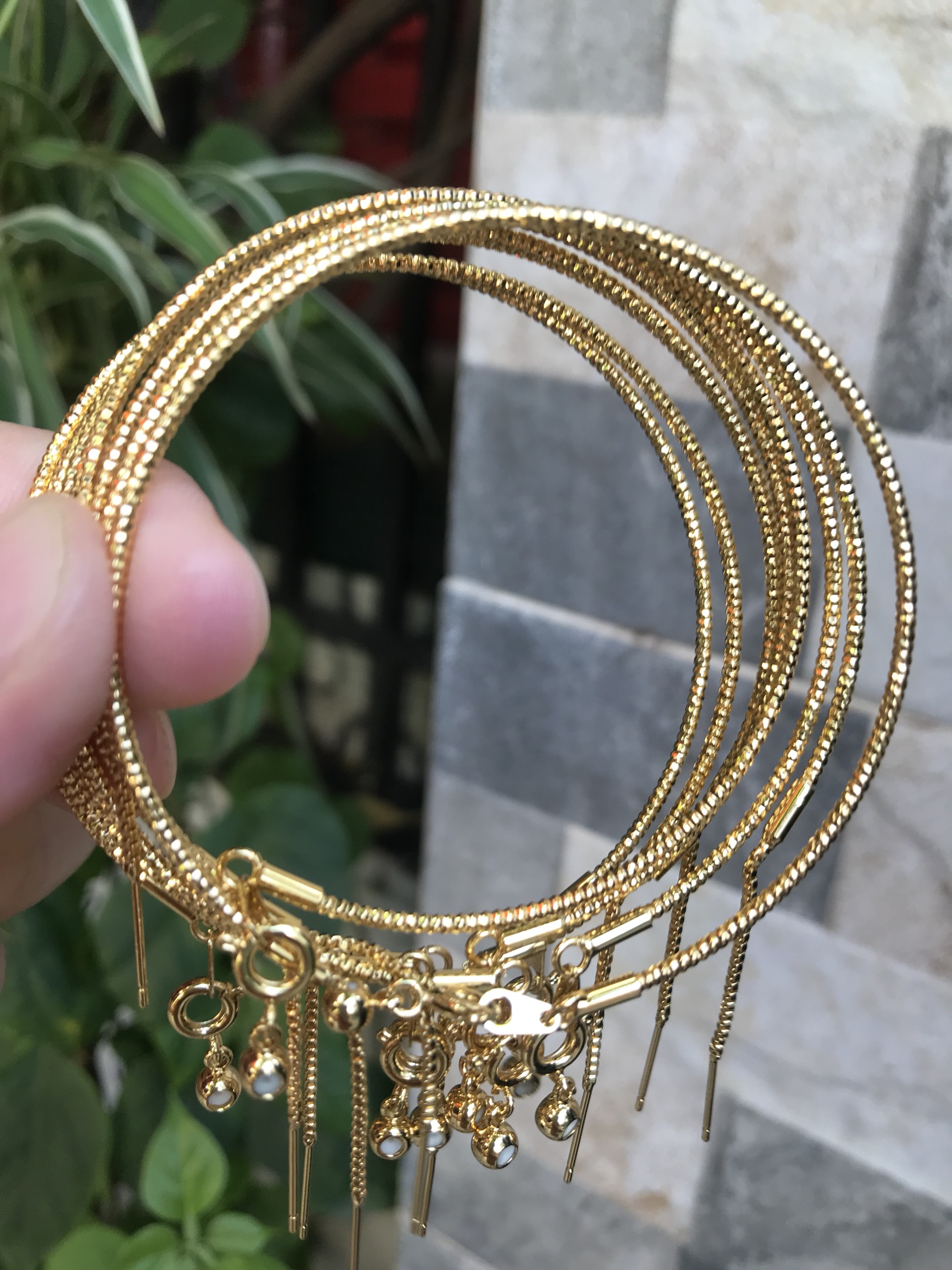 Vòng tay nữ mạ vàng các Chị về phối với hạt charm của mình đeo tay xinh lắm ạ