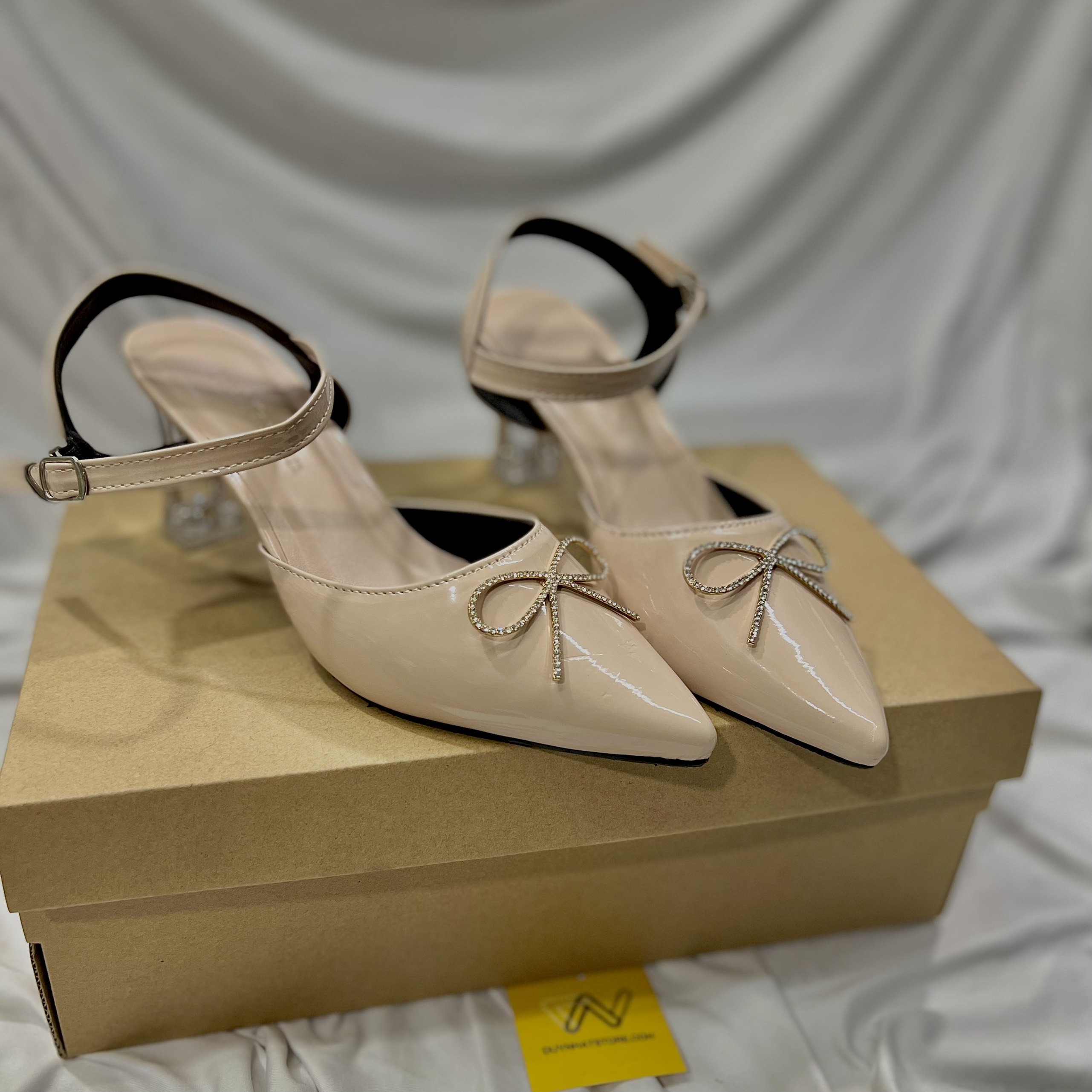 Giày Bít Mũi Sandal Khóa Nơ Cao Gót 7cm Giày Duy Nhật Store Phối Da Bóng Gót Trong Uzzang Trend Thanh Lịch Màu Đen Kem