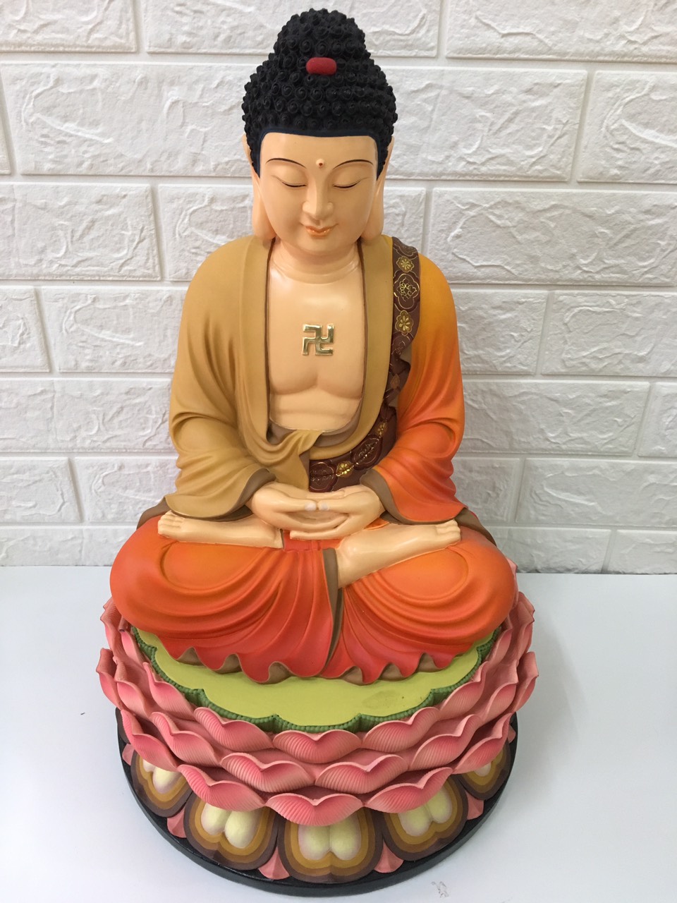 Tượng Phật Thích Ca đế sen hồng
