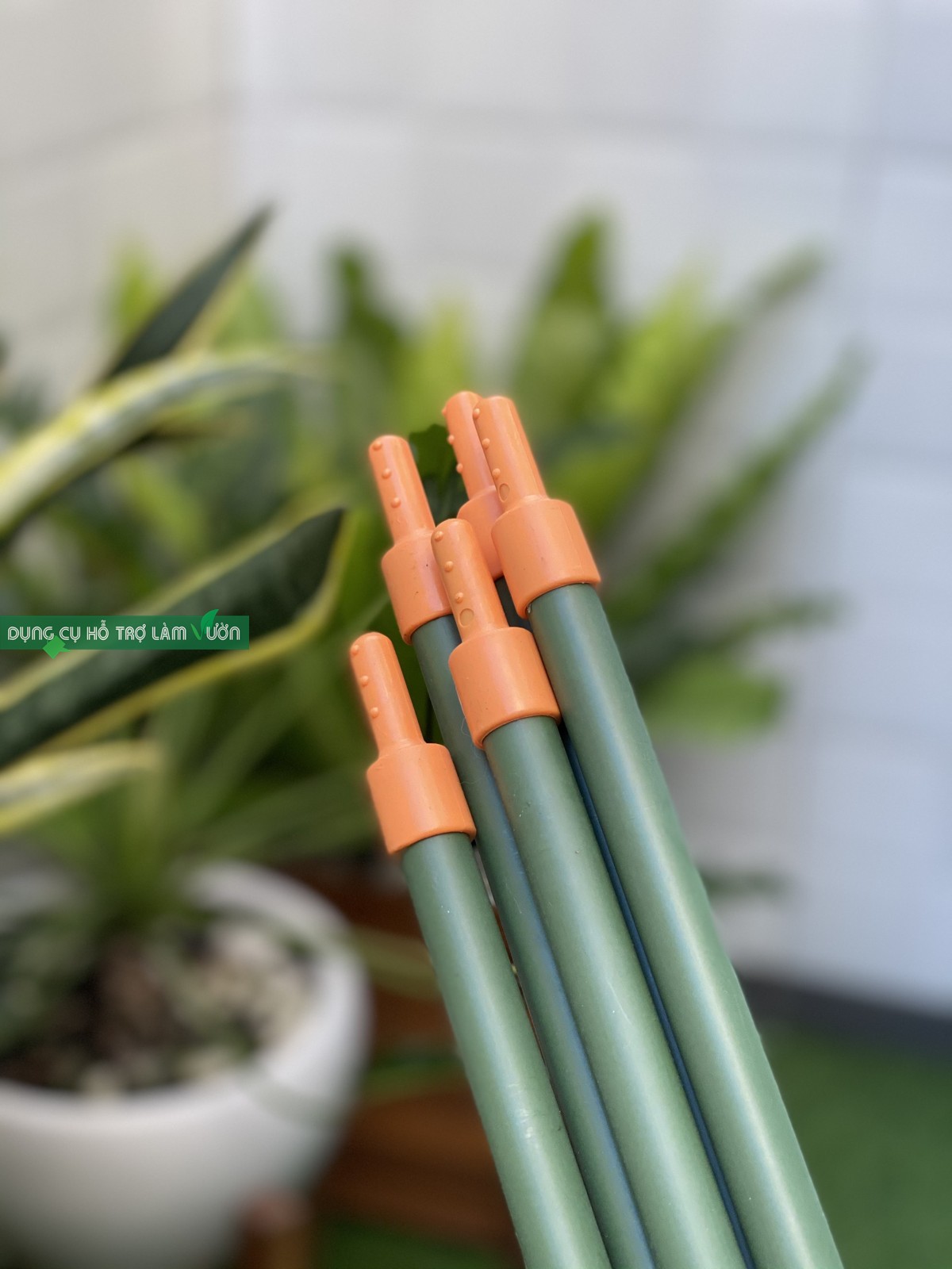 5 ống thép bọc nhựa phi 16 có đầu nối màu cam nối dài ống với nhau chuyên dùng làm khung giàn cho cây leo
