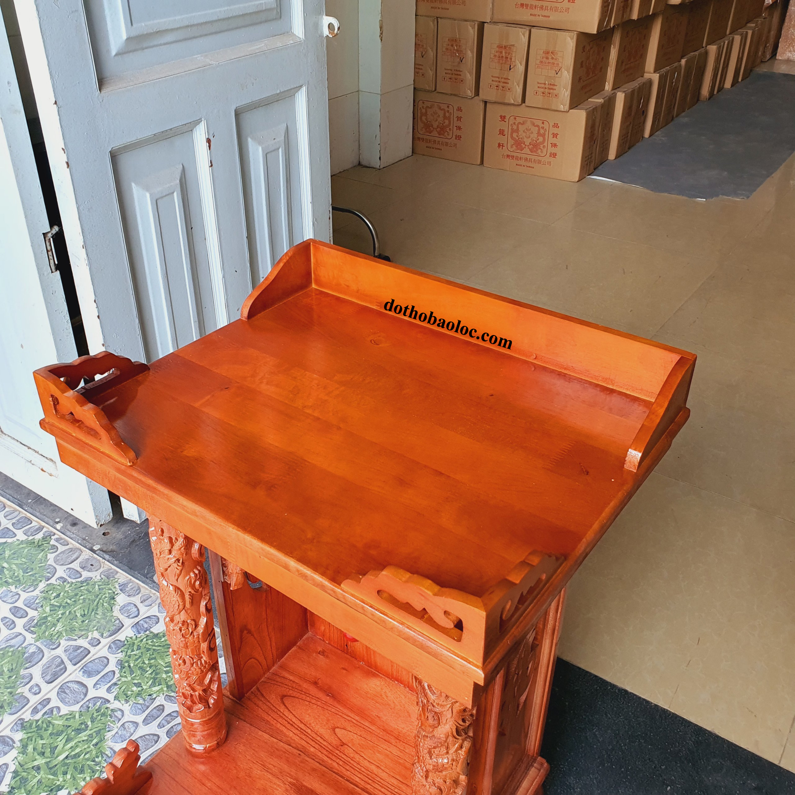 Bàn thờ treo tường gỗ tràm bông vàng 40cm – trơn đỏ