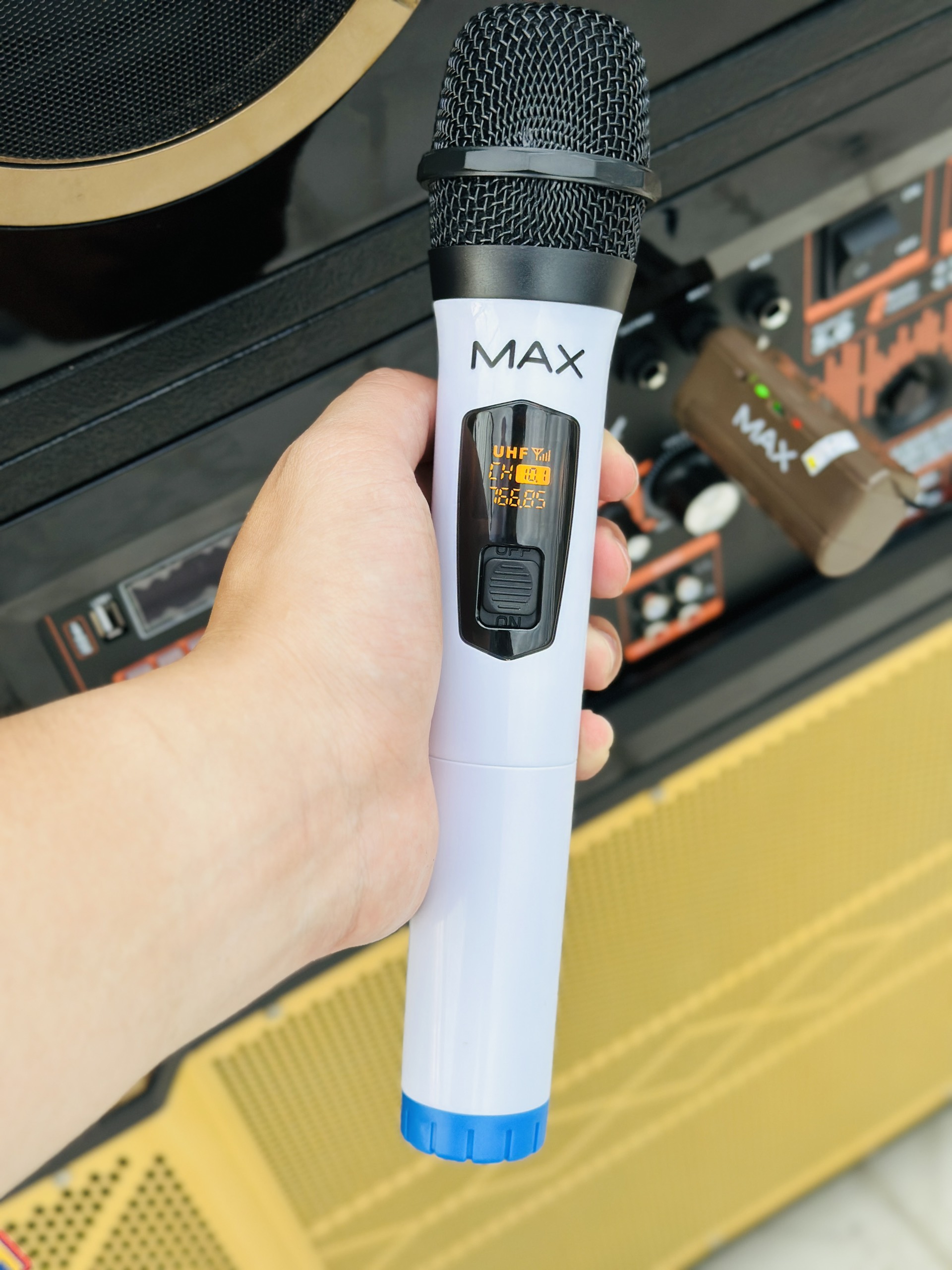 Micro không dây đa năng Max 21 - Micro không dây giá tốt, sử dụng cho mọi loại thiết bị âm thanh - Micro dành cho loa kéo, loa bluetooth, amply - Màn hình Led hiển thị thông số - Âm thanh cực hay, giá cực rẻ