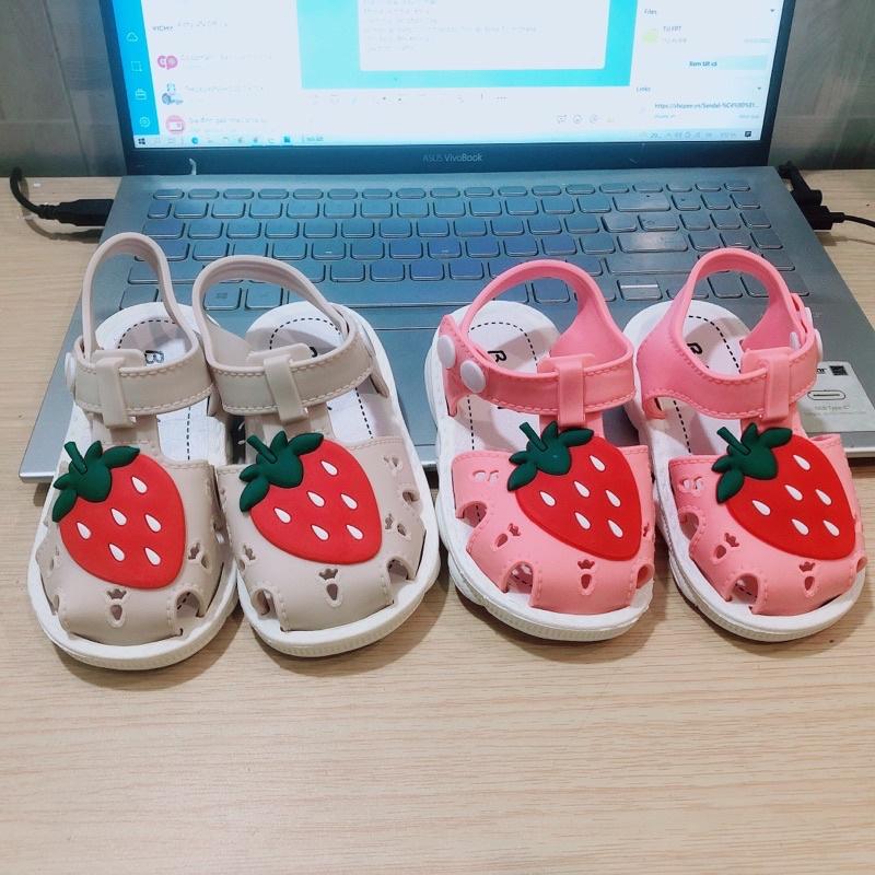 Sandal rọ bít mũi hình trái dâu cho bé siêu cưng