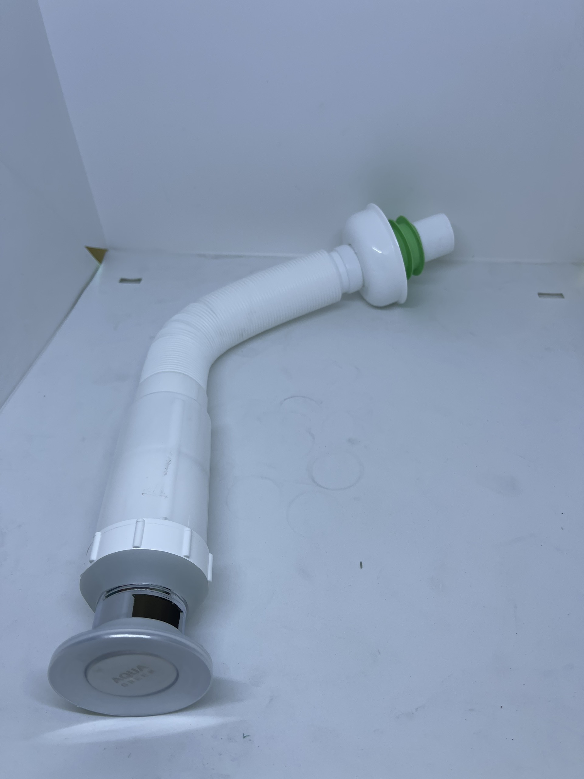 Xifong chậu rửa Lavabo bằng đồng mạ chrome bóng. Đuôi xifong bằng nhựa nguyên sinh. Dùng với các loại chậu sứ. Bền, đẹp dễ dàng vệ sinh. XF006