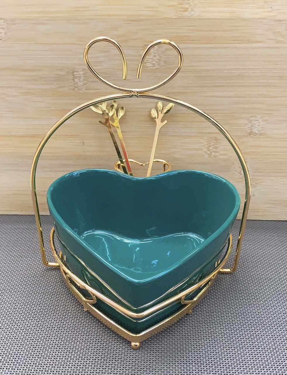 Đĩa hoa quả gốm sứ hình trái tim kèm dĩa xiên và khung kim loiaj mạ vàng cao cấp - VD142