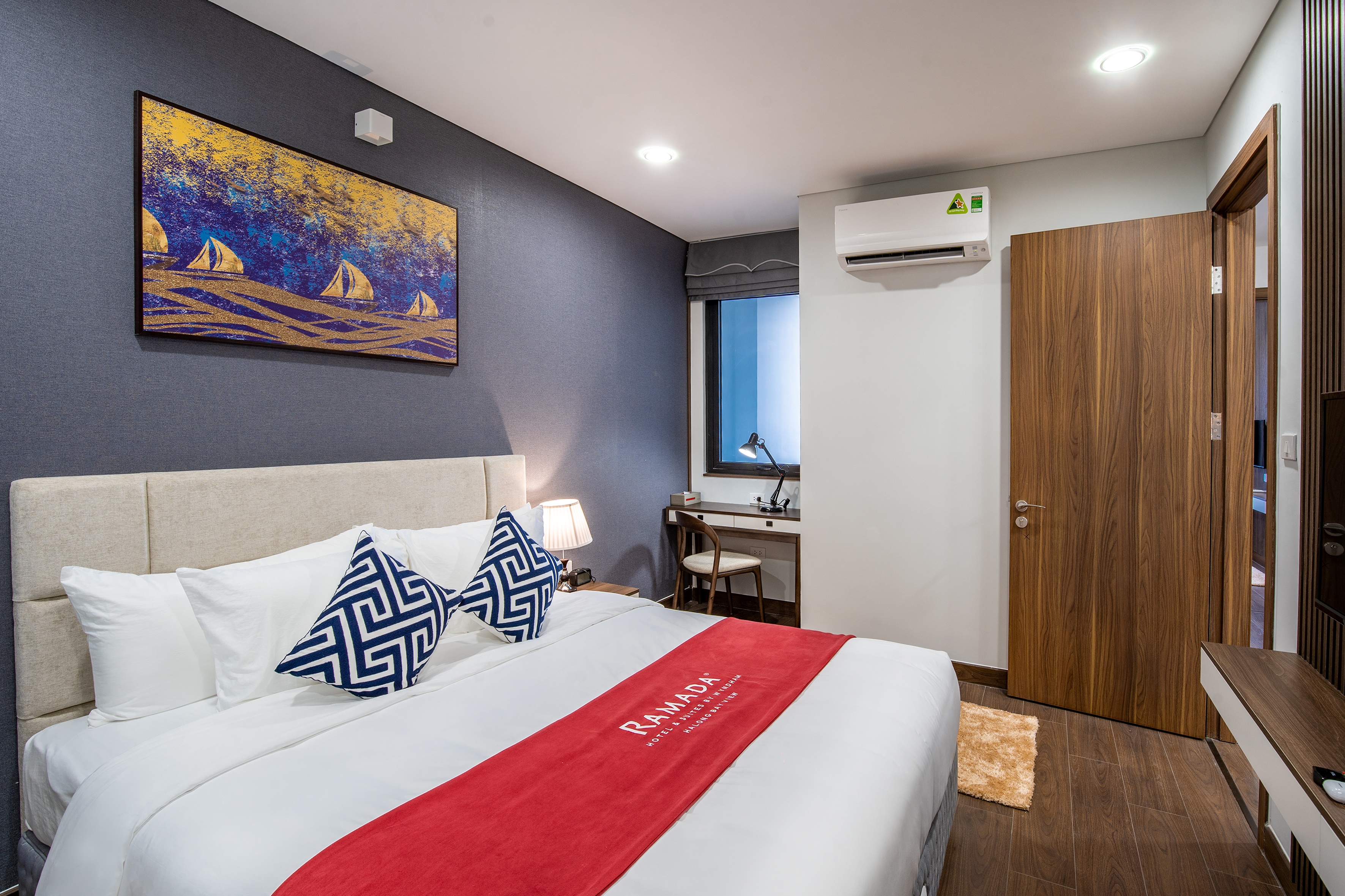 Ramada by Wyndham 4* Hạ Long - Bao gồm 2 bữa ăn, Phòng nghỉ, Hồ bơi vô cực Tầng 31, Khách Sạn Ngay Trung Tâm Hạ Long