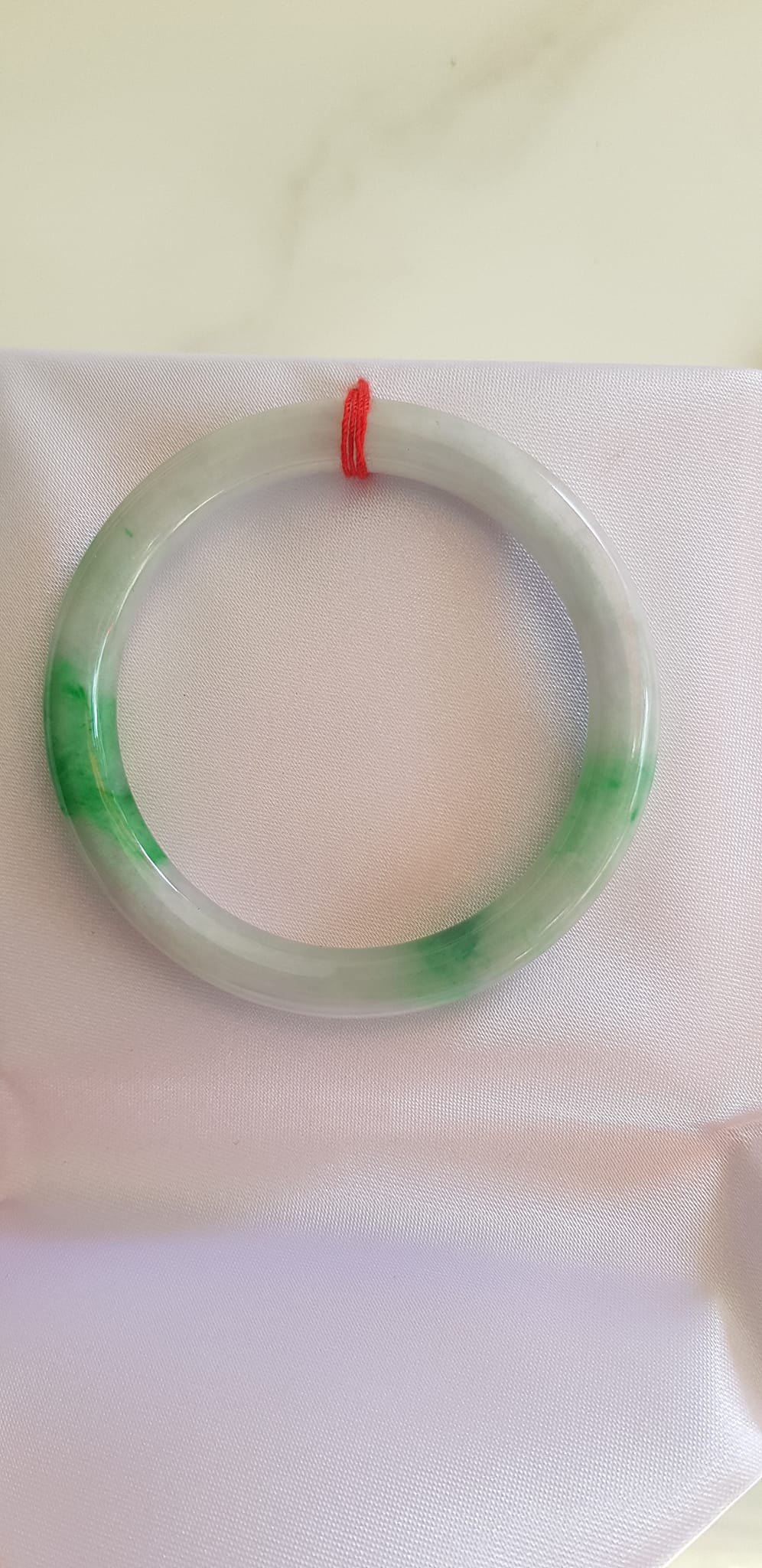 Vòng Cẩm Thạch tự nhiên đẹp Tr Lý Sao 47mm x chột 6,5mm Vòng màu trắng sữa điểm xanh lý đậm bóng mượt đẹp xinh sang tay lắm Nữ tay nhỏ 30kg - 47kg đeo đẹp ạ