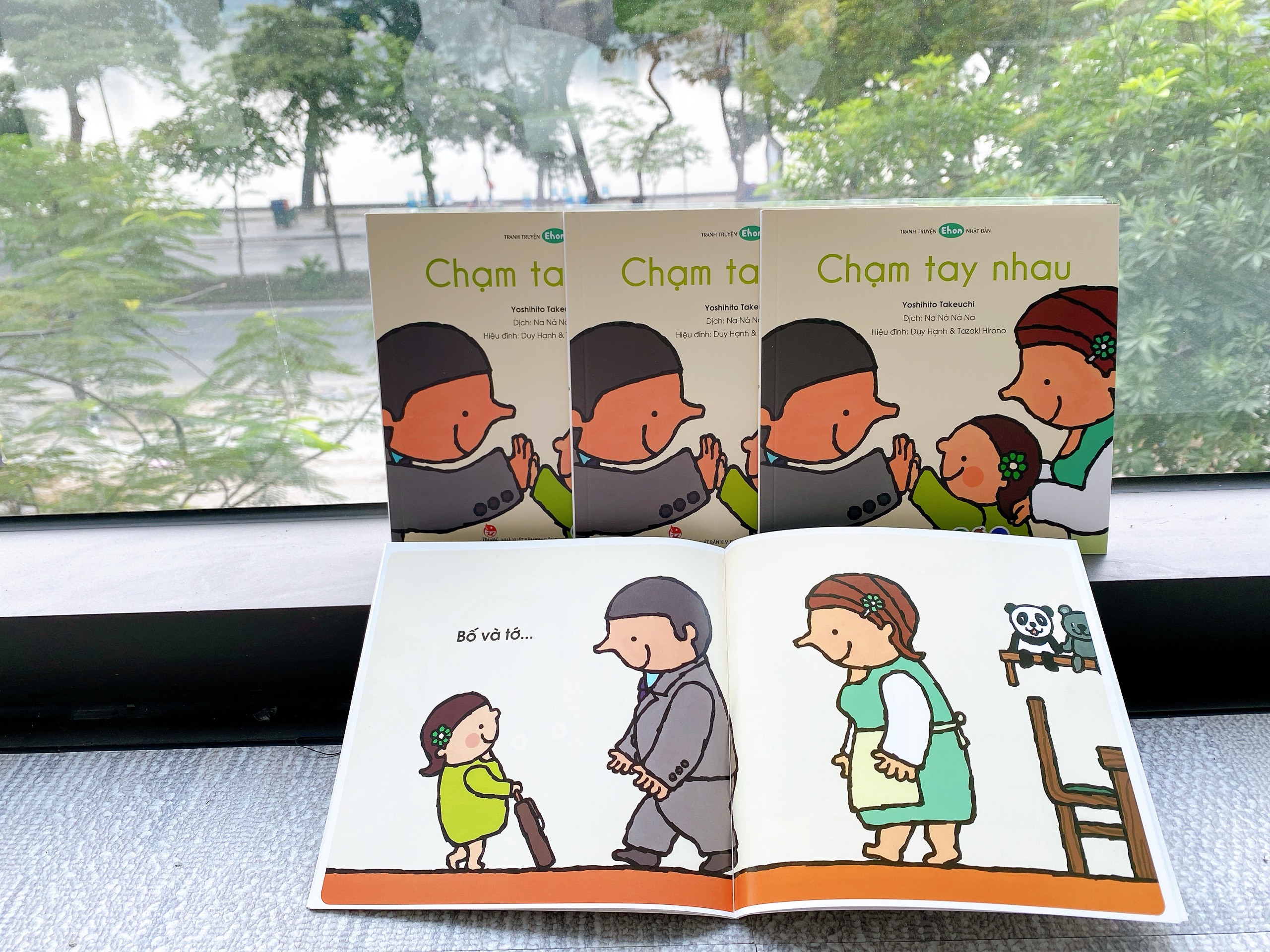 Ehon - Làm quen với sách cho bé 0-2 tuổi - Chạm tay nhau