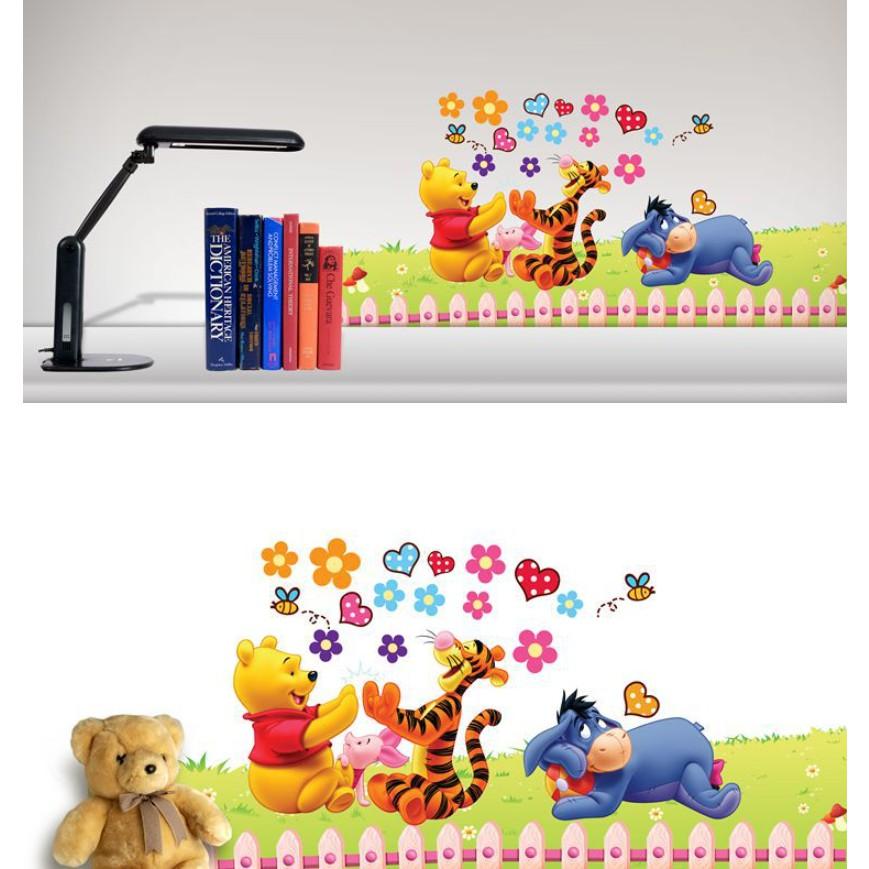 Decal trang trí tường - Gấu Pooh nhỏ vui chơi sân vườn