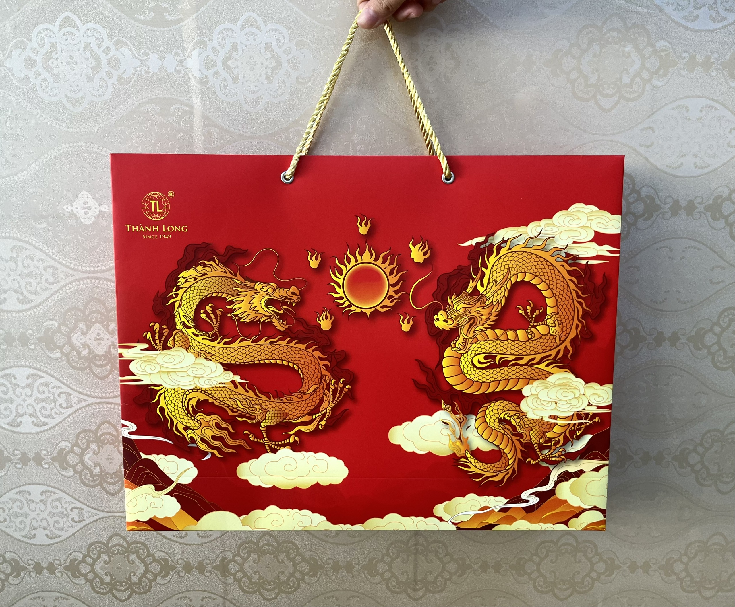 Hộp bánh trung thu Long Vân 1080g gồm 4 bánh (220g) - Thành Long - Tặng 1 hộp trà - Việt Nam