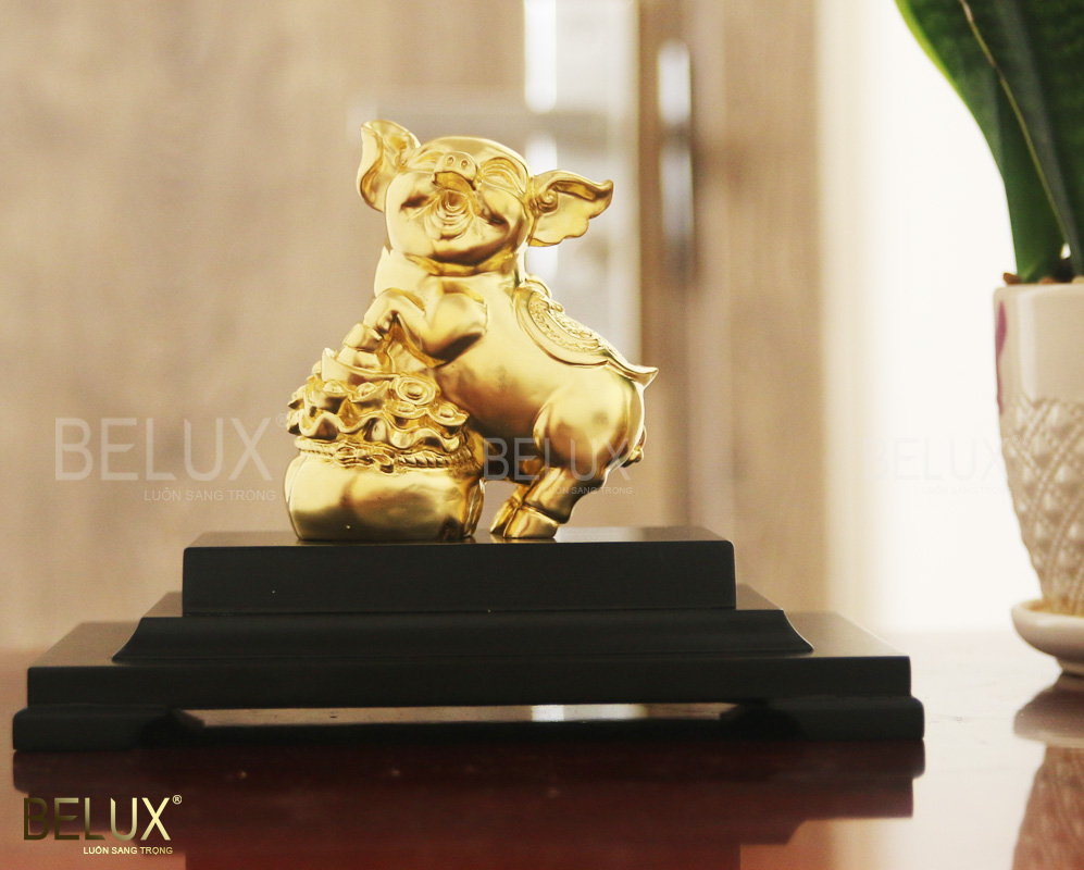 Tượng heo ôm hũ vàng dát vàng 24K