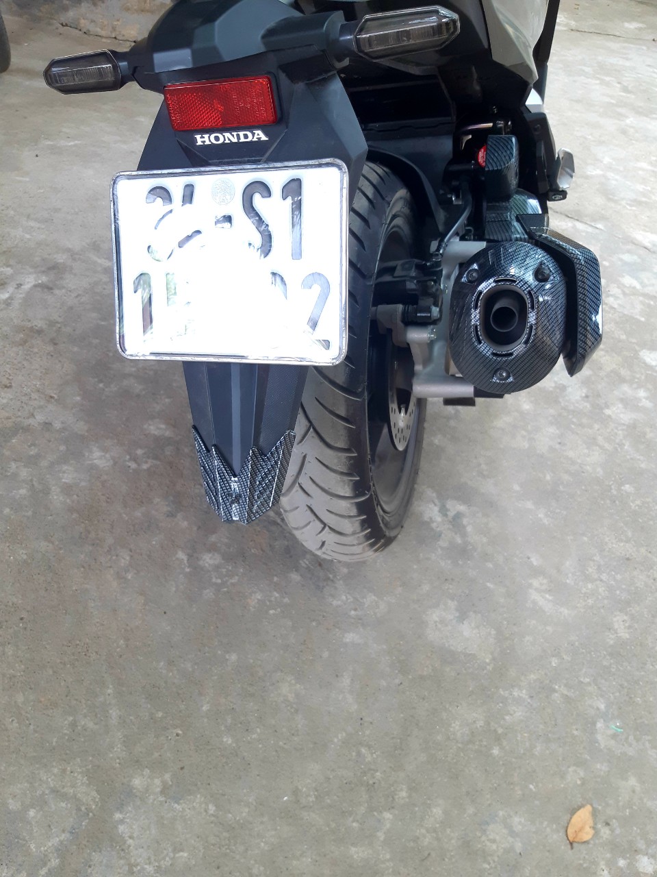 ỐP ĐUÔI PÔ DÙNG CHO XE VARIO 160 - VARIO 2022 2023 CACBON