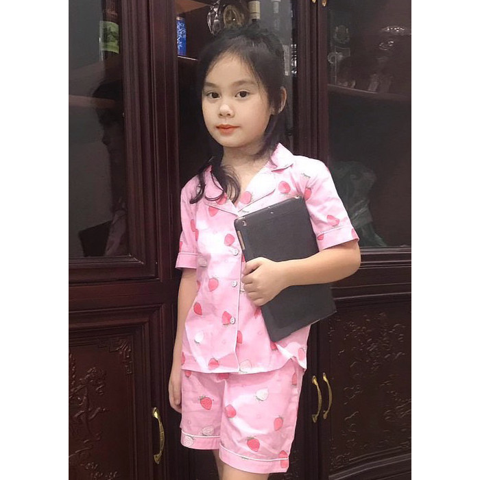 Bộ đồ ngủ Pijama bé gái màu hồng họa tiết quả dâu đỏ