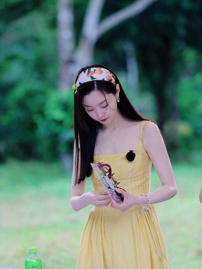 DONGSHOP Ngôi sao Triệu Lộ Tư cùng mẫu váy màu vàng, con cái đi nghỉ hè, thắt lưng, thắt lưng, váy dài.
