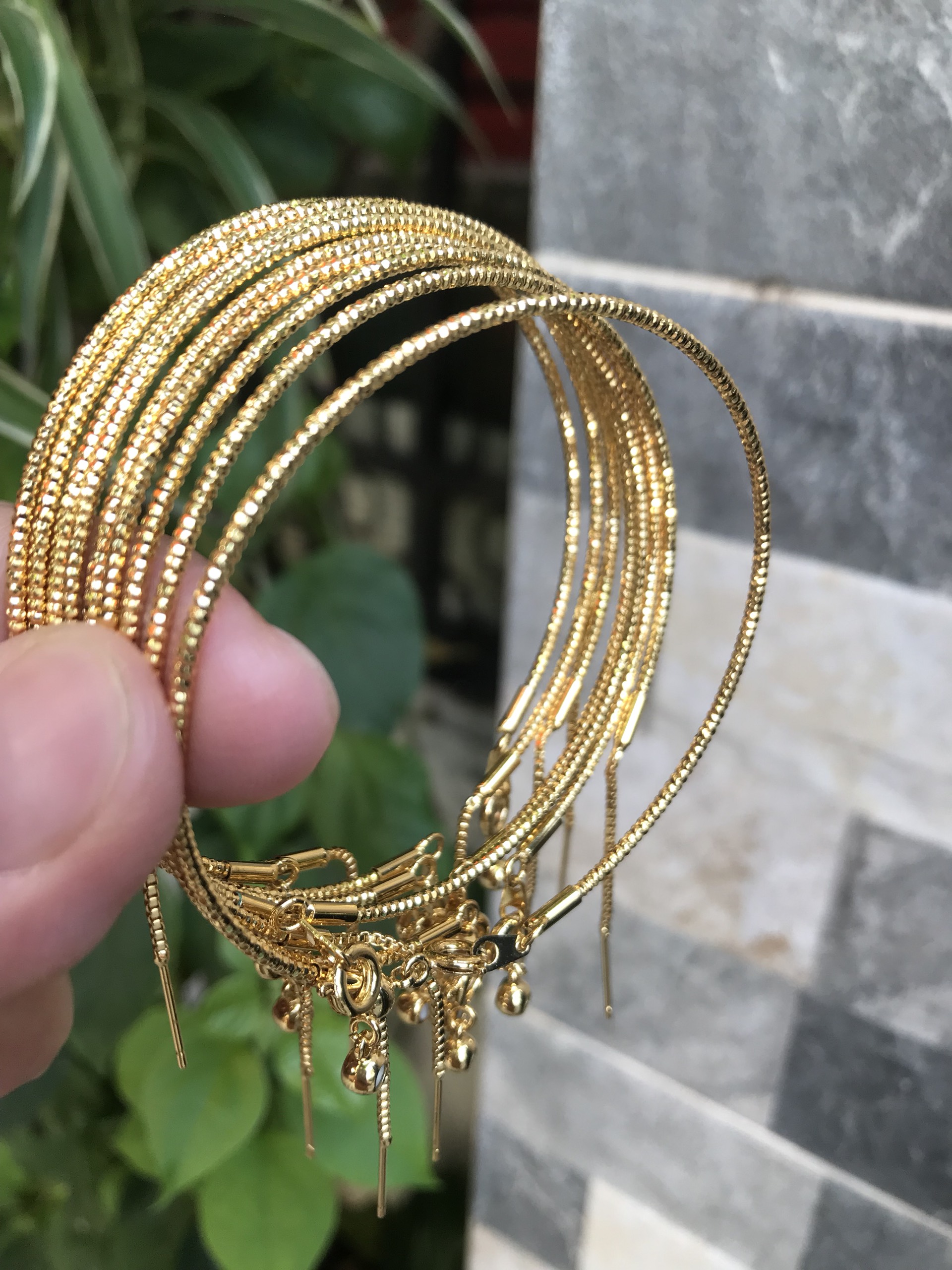 Vòng tay nữ mạ vàng các Chị về phối với hạt charm của mình đeo tay xinh lắm  ạ