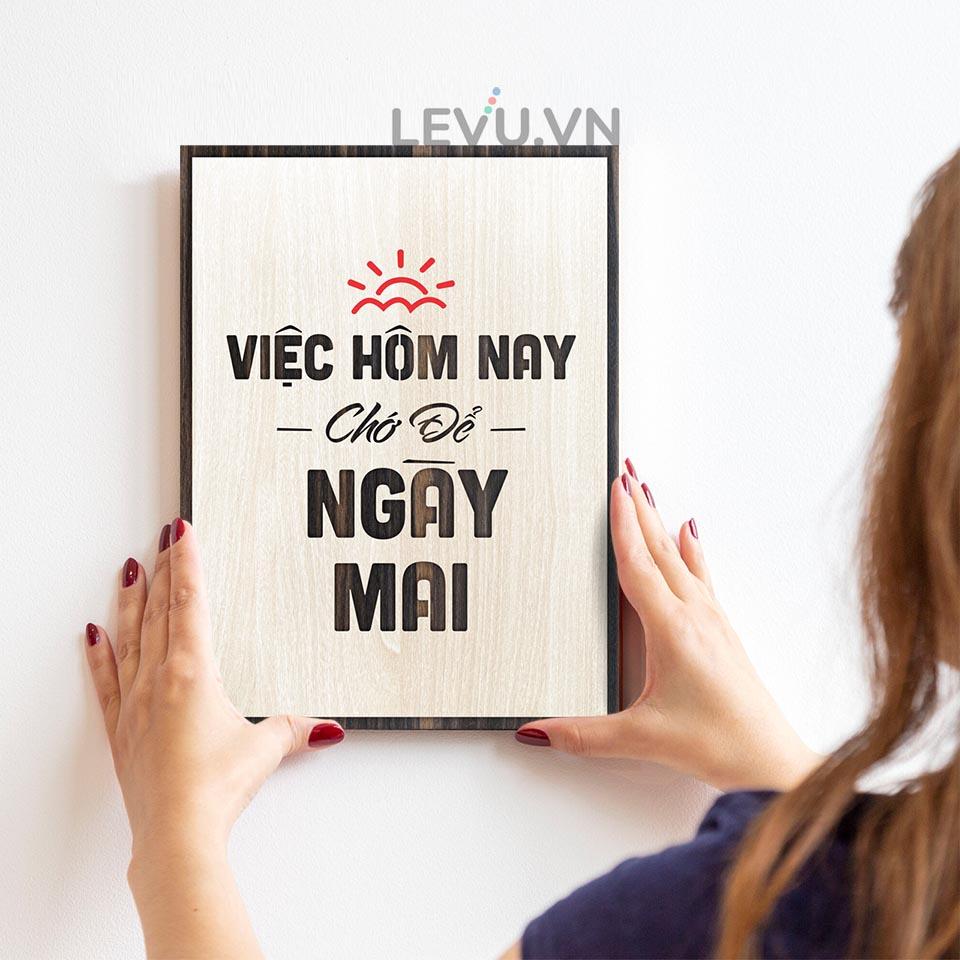 Tranh slogan công ty LEVU LV007 &quot;Việc hôm nay chớ để ngày mai