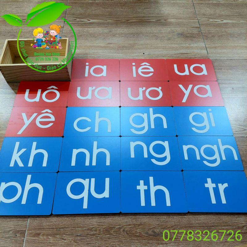 Hộp 19 Chữ ghép cát nhám Tiếng Việt in thường nét in (Sandpaper Letters)