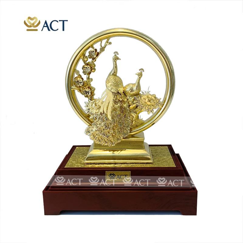 TƯỢNG CHIM CÔNG VÀ HOA MẪU ĐƠN DÁT VÀNG – MẪU 01