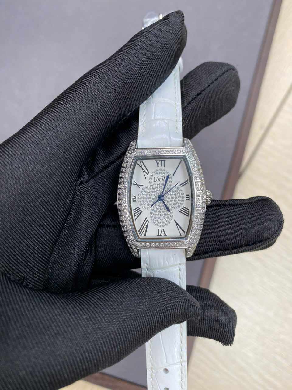Đồng hồ nữ chính hãng IW Carnival IW581L-2 Thay pin mễn phí,Kính sapphire,chống xước,Chống nước30m,điện tử (Pin),dây da đen chính hãng,hàng mới full hộp hãng đi kèm,vỏ thép không gỉ bền bỉ