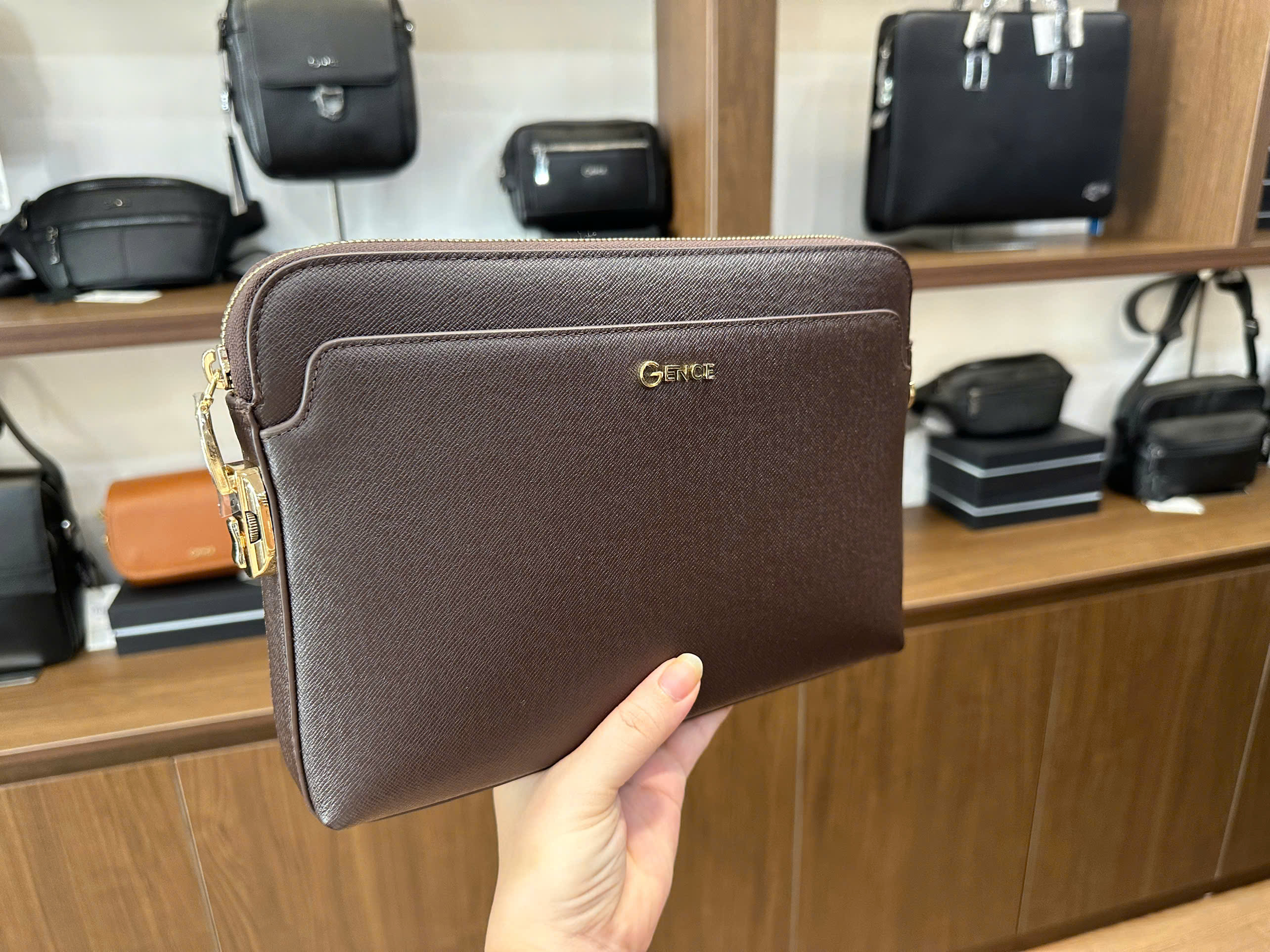 Clutch Da Ví Cầm Tay Kẹp Nách GENCE CK24 Da Bò Khóa Số Cao Cấp Màu Nâu