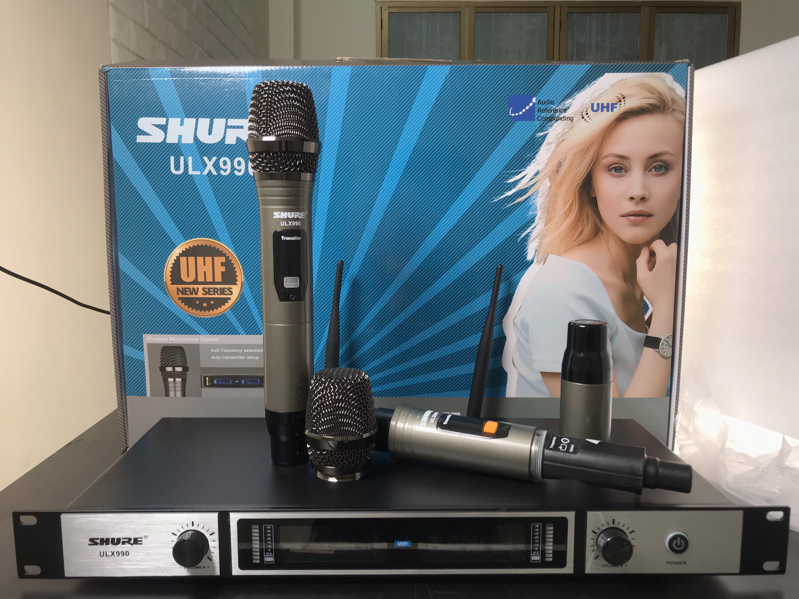 Micro không dây Shure ULX990 - Mic karaoke gia đình, sân khấu - Độ nhạy cao, bắt sóng xa, chống hú rít - Thiết kế sang trọng, bắt mắt -  Dễ dàng phối ghép với các thiết bị âm thanh khác - Hàng nhập khẩu loại I