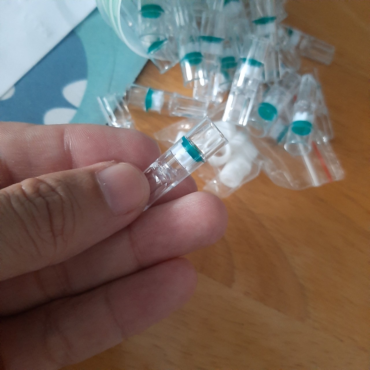 Hộp 100 đầu lọc thuốc cao cấp nhựa dẻo bảo vệ sức khỏe, màu giao ngẫu nhiên