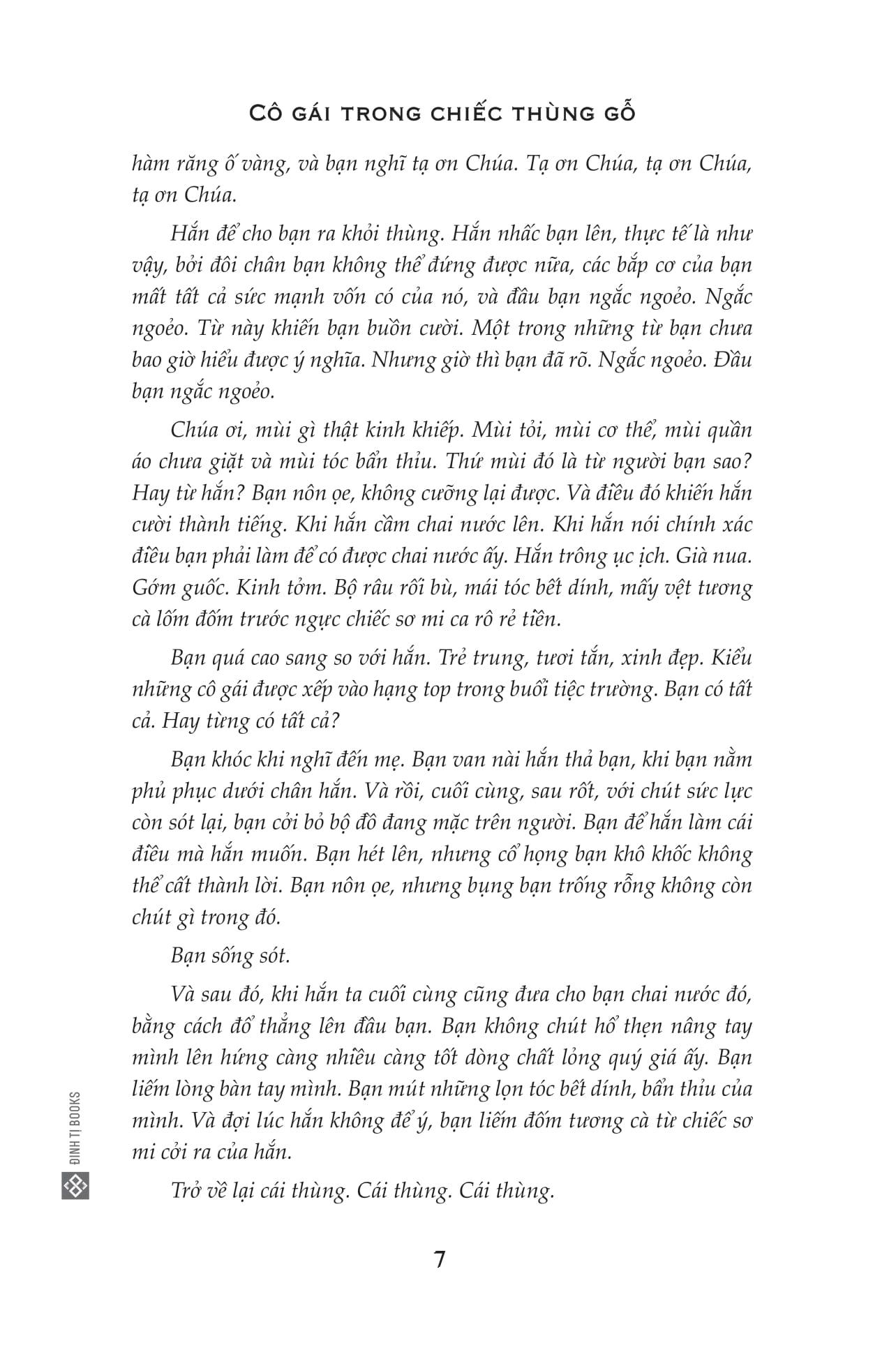 Cô Gái Trong Chiếc Thùng Gỗ