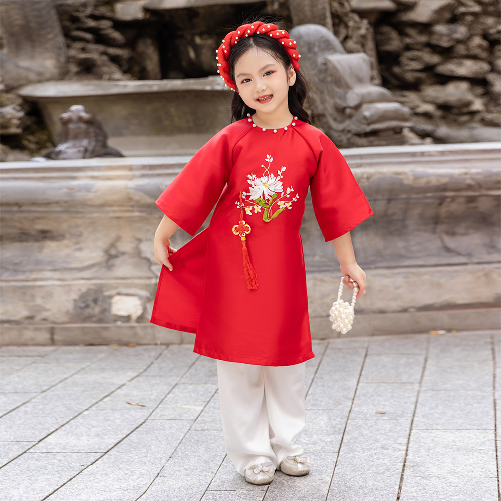 Áo dài bé gái màu đỏ thêu ruy băng thủ công hoa Cúc vải taffta đứng form set áo kèm quần MamLa
