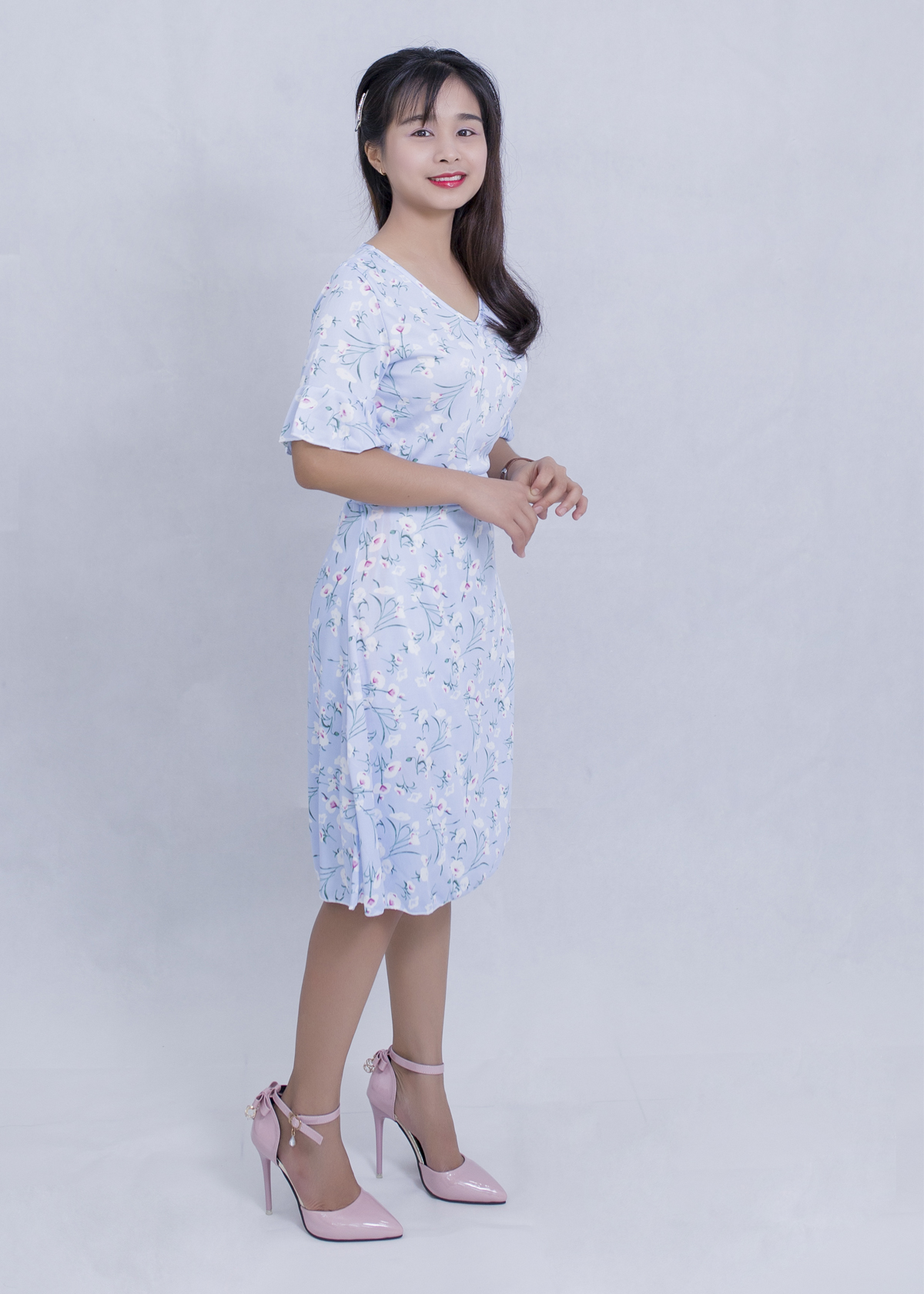 Đầm hoa trắng nền xanh